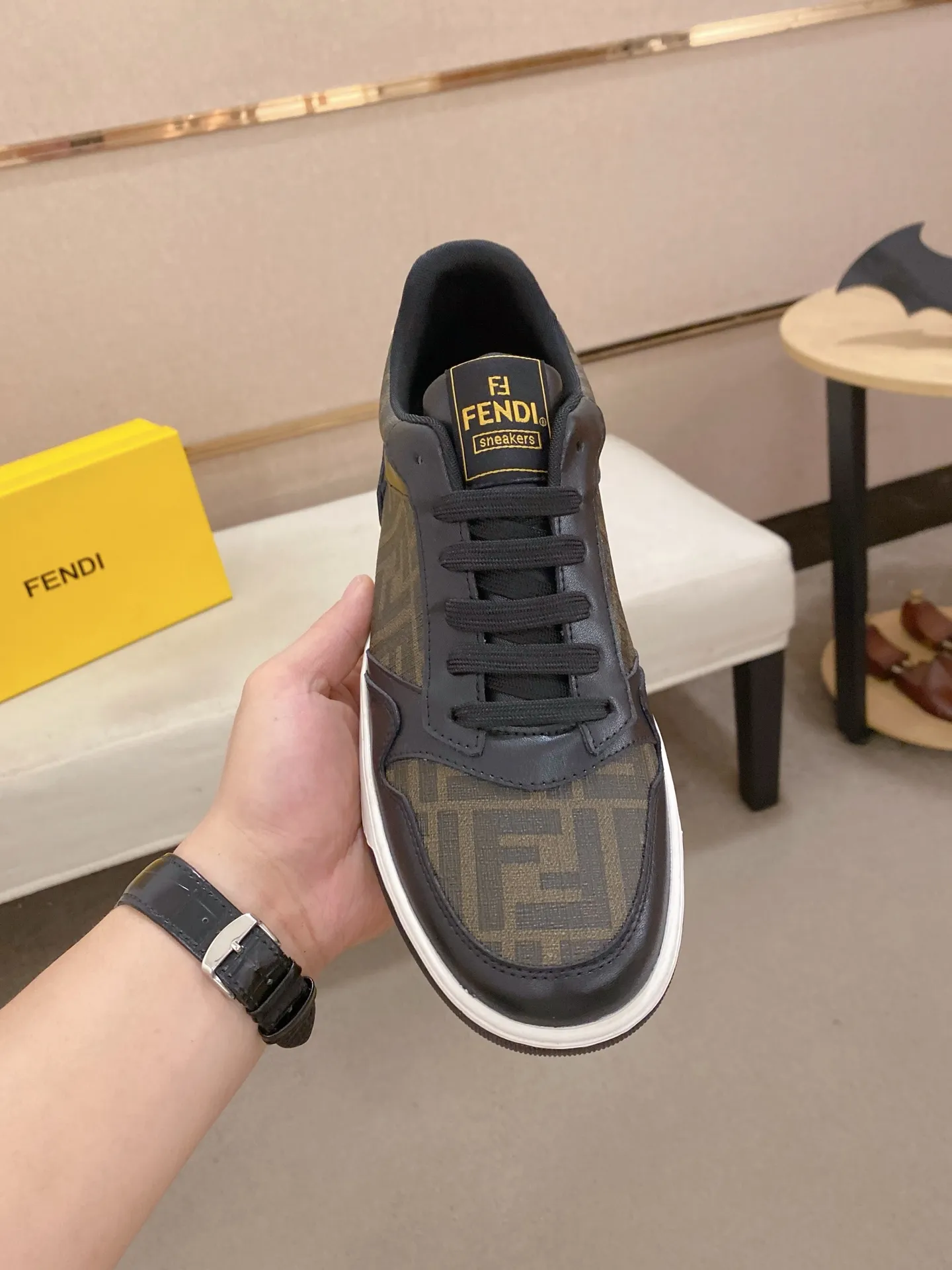 Men's shoes 💰 420💰 (FENDI) New style 👊🏻 upper 🇮🇹 imported cowhide fabric 🇩🇪 lining imported sheepskin lining. The original outsole is molded to highlight the identity of every man, and the upper foot is stable and stable🚶🏻🚶🏻The high-end custom counters reproduce the original version📯No matter the wind or rain, the shoe last remains unchanged and can withstand the verification of time🔍️,🔵 Size: 38-44 (45 is custom-made and cannot be returned or exchanged